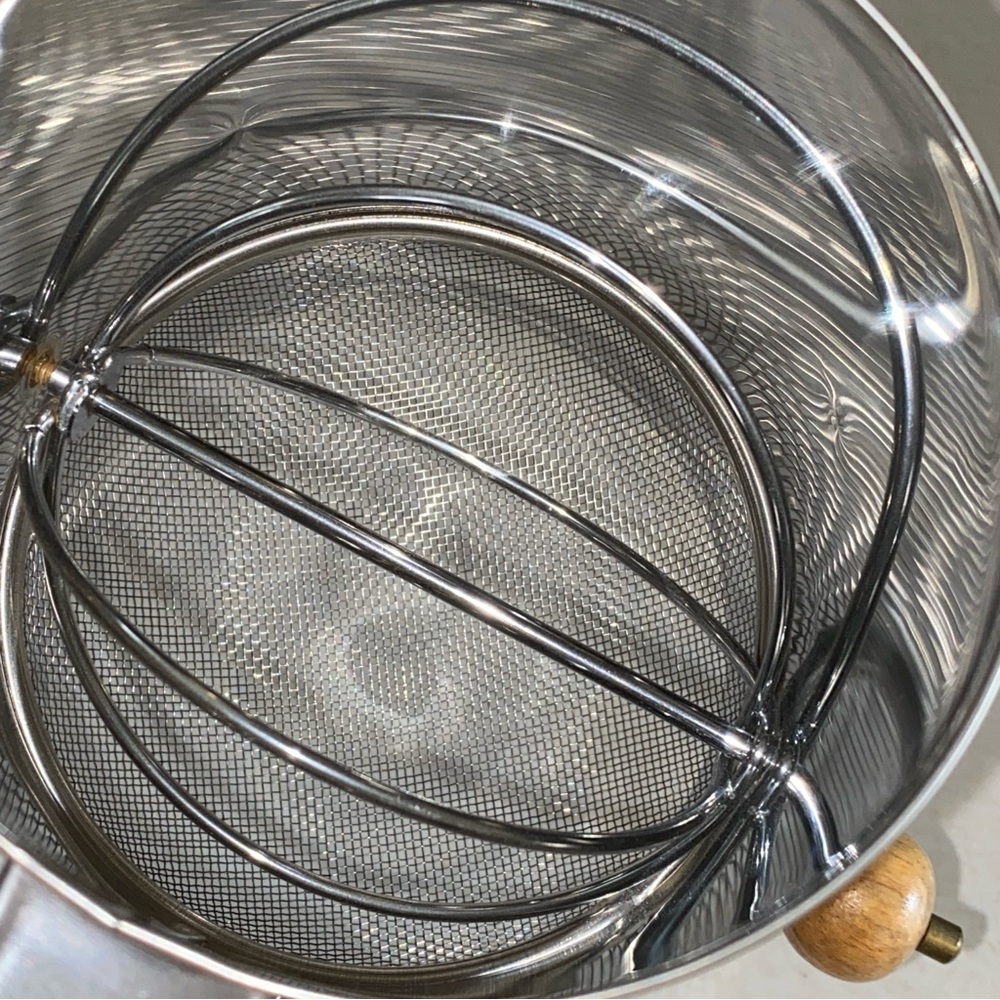 ❤️ Flour Sifter with Wooden Handle - Picture 3 of 4
